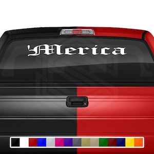 Könnte beinhalten: Weißer Vinyl-Aufkleber mit dem Wort 'Merica' in einer stilisierten Schriftart. Der Aufkleber ist auf die Heckscheibe eines schwarz-roten Pickups geklebt. Der Aufkleber ist in verschiedenen Farben erhältlich.