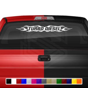Puede incluir: Calcomanía blanca "TURBO DIESEL" con detalles de llamas, colocada en la ventana trasera de una camioneta. La carrocería del vehículo es roja y negra. Se muestra una paleta de colores en la parte inferior.