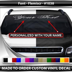 Könnte beinhalten: Ein weißer, individueller Vinyl-Aufkleber für eine Windschutzscheibe. Der Aufkleber zeigt den Text "Your Text" in einer kursiven Schriftart. Der Aufkleber kann mit einem Namen personalisiert werden. Der Aufkleber ist in verschiedenen Farben erhältlich.