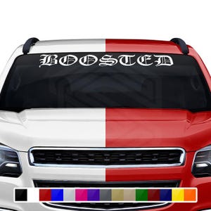 Puede incluir: Bandera blanca "BOOSTED" para parabrisas en fuente gótica, exhibida en un vehículo blanco y rojo. La bandera está centrada sobre el parabrisas, con una paleta de colores negro, rojo, azul, plateado, rosa, morado, gris, dorado, verde, amarillo y naranja.