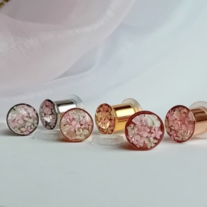 Bouchons d'oreilles floraux 8 mm, boucles d'oreilles 0 g, calibres de vraies fleurs, cales d'oreilles calibre 0 faits à la main avec de vraies fleurs roses et crème. PRÊT À EXPÉDIER