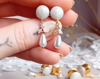 Błyszczące złote kolczyki | 8 mm 0 g + śliczne ślubne kolczyki wiszące | Diamentowe liście i perły w kształcie łezki | Formalne kolczyki | Ręcznie robione i gotowe do wysyłki