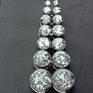 Calibri in argento, tappi per le orecchie in acciaio chirurgico con scaglie metalliche in foglia d'argento - Misure da 8 mm a 25 mm (da 0 ga a 1"). Realizzati a mano e pronti per la spedizione.