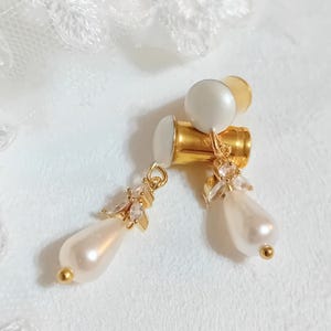 Dilatatori per lobi in oro, orecchini pendenti scintillanti con strass e perle finte, orecchini formali realizzati a mano - Misure 5 mm 4g - 8 mm 0ga - PRONTI PER LA SPEDIZIONE