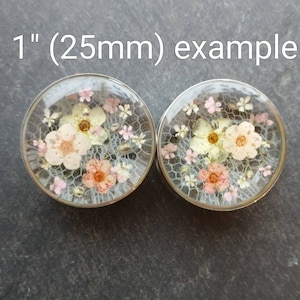 Bouchons floraux pour oreilles avec vraies fleurs, mariage naturel, dentelle blanche, alternative faite main, uniques, tunnels auriculaires inhabituels