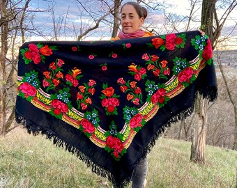 Large wool Floral piano shawl, Vintage women Ukrainian shawl, Pavloposad black babushka wrap, bohemian fringed shawl, Slavic wool fabric