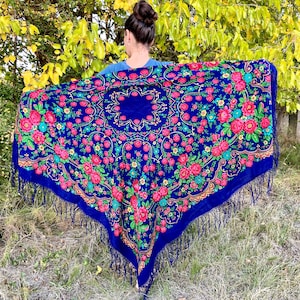 WOOL Vintage Ukrainian big purple piano shawl, Floral russian pavlovo posad Scarf With Tassels, fringe shawl Ukraine, flamenco spanish shawl