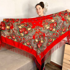 Grand châle rouge ukrainien pour piano, écharpe florale russe, châle folklorique à franges, écharpe kokum ukrainienne, châle slave polonais avec franges Rouge