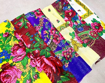 Vintage rotes Dreieckstuch, Bandana, Weißer Kookum Schal, Babuschka Schal, ethnisches Bandana, Bandana für Frauen