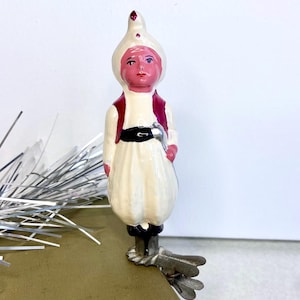 Puede incluir: Un juego de tres tazas de cerámica con un acabado moteado y mate. Las tazas son de color crema, gris claro y gris oscuro. Cada taza tiene un diseño simple y minimalista, ideal para café o té.