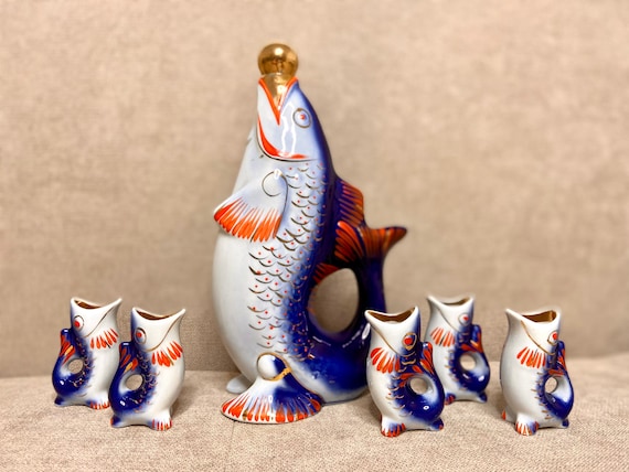 70er Jahre Ukrainische Kobalt Trink Set Fisch Familie, Weiße Porzellan Karaffe, Russische Wodka Geschirr, kurze Gläser, UdSSR Geschirr