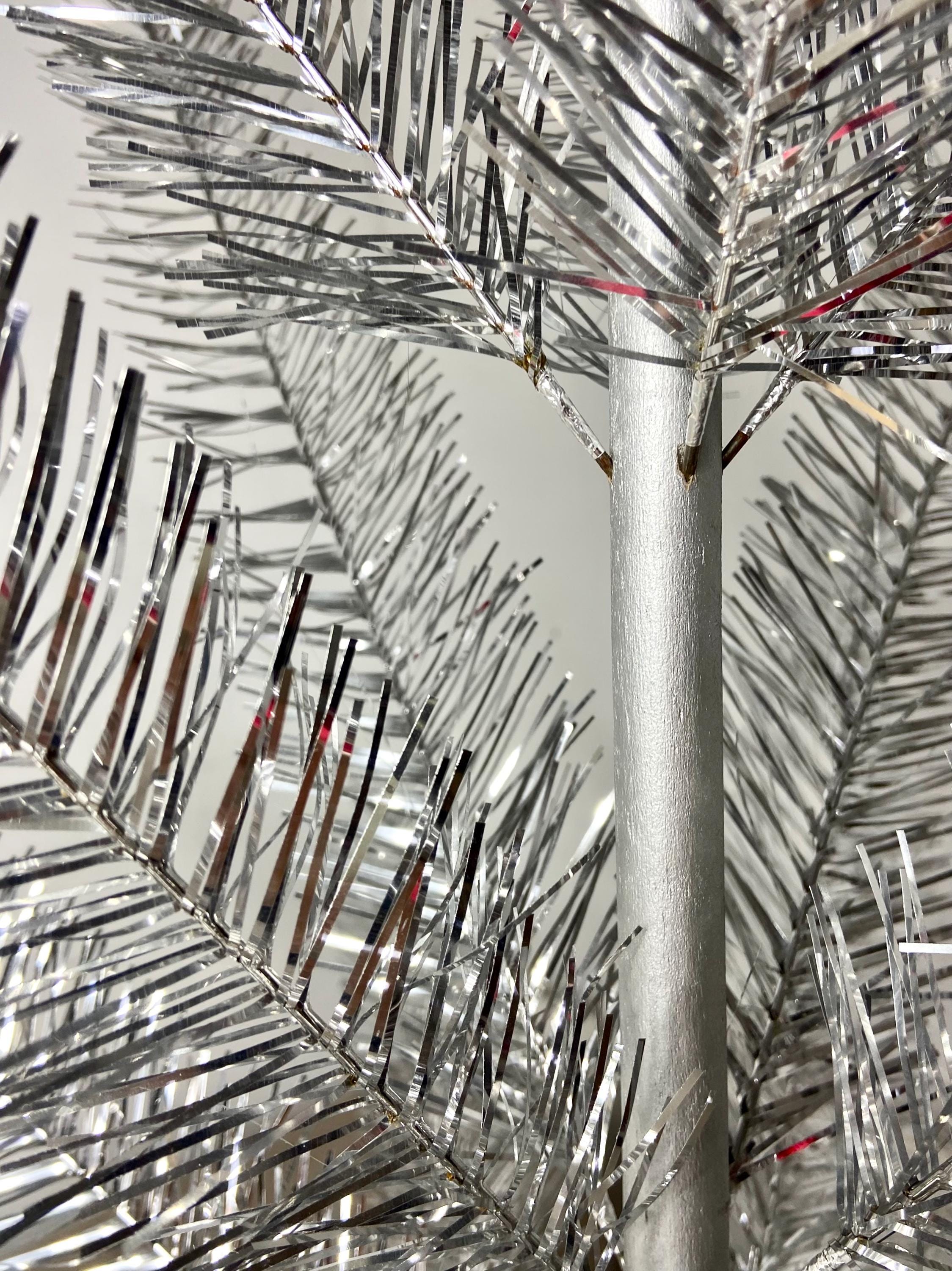 Árbol de Navidad vintage de aluminio y plata - Árbol de oropel soviético -  Árbol cónico - Árbol de pompones plateados - Tiendas ucranianas - Etsy  México, image size:2249x3000