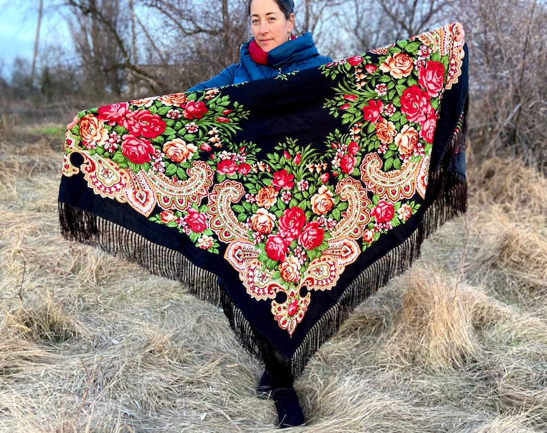 Grand châle rouge ukrainien pour piano, écharpe florale russe, châle folklorique à franges, écharpe kokum ukrainienne, châle slave polonais avec franges Noir