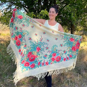 Floral extra Large wool piano shawl, Vintage Ukrainian women square shawl, Pavloposad beige shawl wrap, bohemian fringed tablecloth