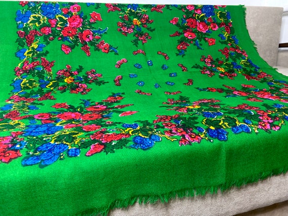 Vintage large Ukrainian green wool shawl, 70s big… - image 9