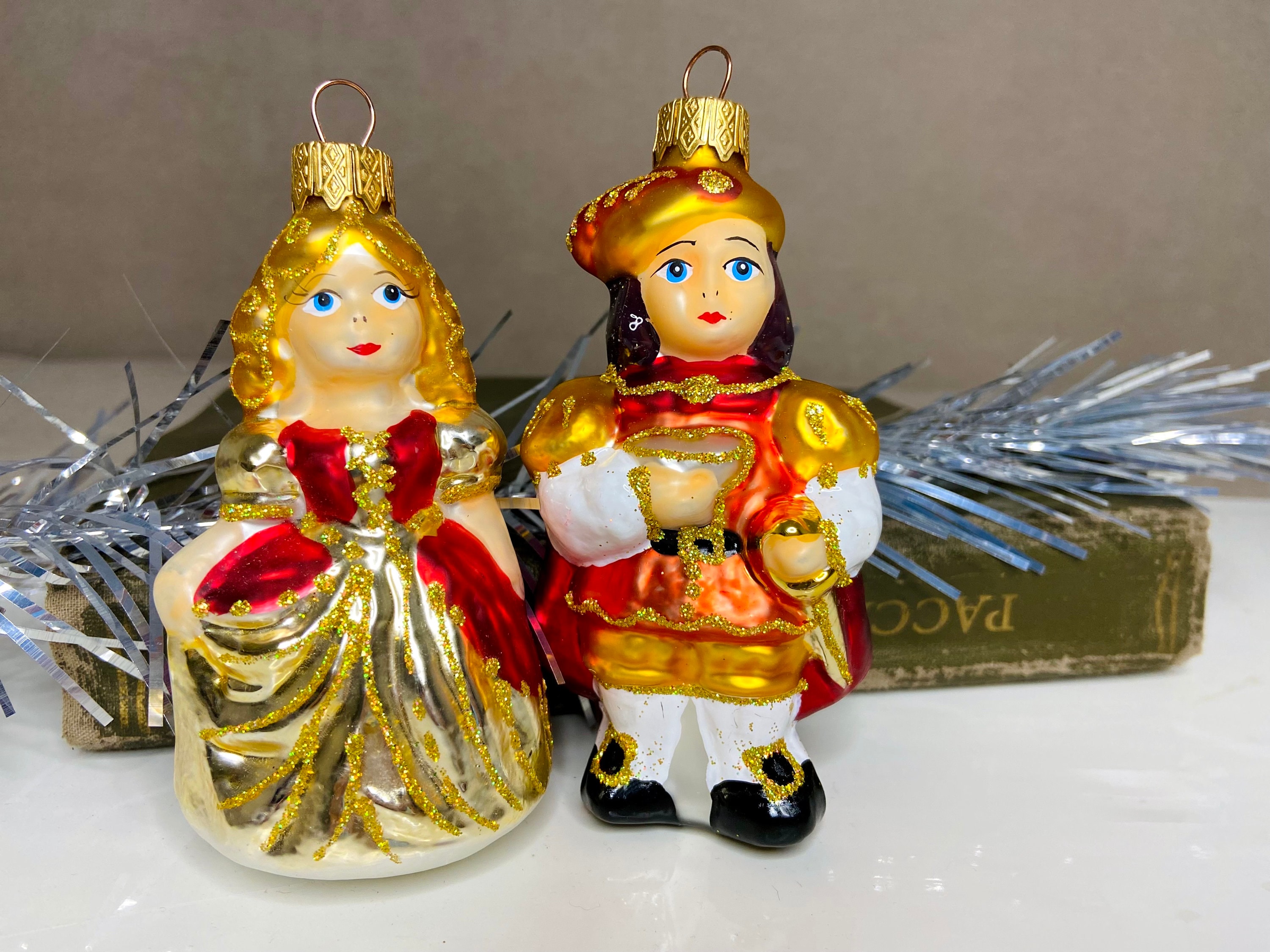 シンデレラ王子と王女のガラス製クリスマスオーナメント、ウクライナの