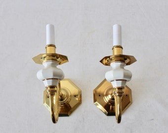 Apliques de parede de latão, porcelana branca genuína, detalhes de acabamento em ouro 24K, vintage, meados do século - um par