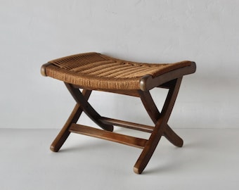Banqueta dobrável otomana em madeira com corda, estilo Hans Wegner, meados do século XX, dinamarquês moderno.
