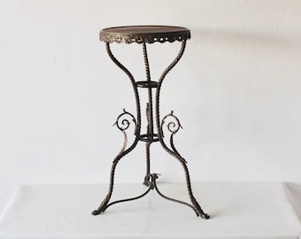 Bradley Hubbard-stil viktoriansk mässingsväxtställ med tassfot sidobord vintage patina