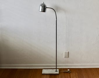 Lámpara de pie estilo Reggiani con cuello de cisne de mármol blanco y cromo italiano vintage