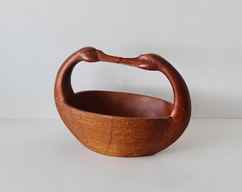 Cesta doble de cisnes tallada, de estilo chinoiserie folclórico asiático de mediados de siglo.