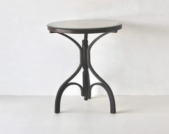 Französischer Bergère-Tisch mit geflochtener Rohrplatte und Glasbeistelltisch
