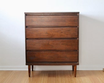 Lawrence Peabody Style Mid-Century Modern Walnut Finish Chest of Drawers Dresser Vintage