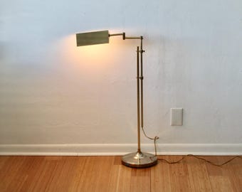 Lámpara de pie de farmacia de altura ajustable de latón estilo Koch y Lowy