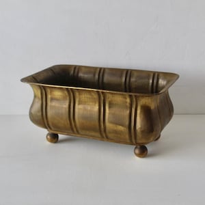 Handcrafted Italian Rectangular Hammered Brass Planter Jardiniere Curved Edging Ball Feet Details Vintage Mid-century
