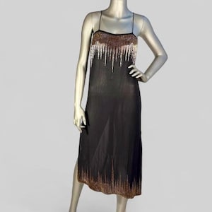 Vestido raro de seda com alças e bordados à mão, estilo discoteca, da Caroline Eavis, década de 1970.