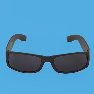 Puede incluir: Gafas de sol rectangulares negras con lentes oscuros.
