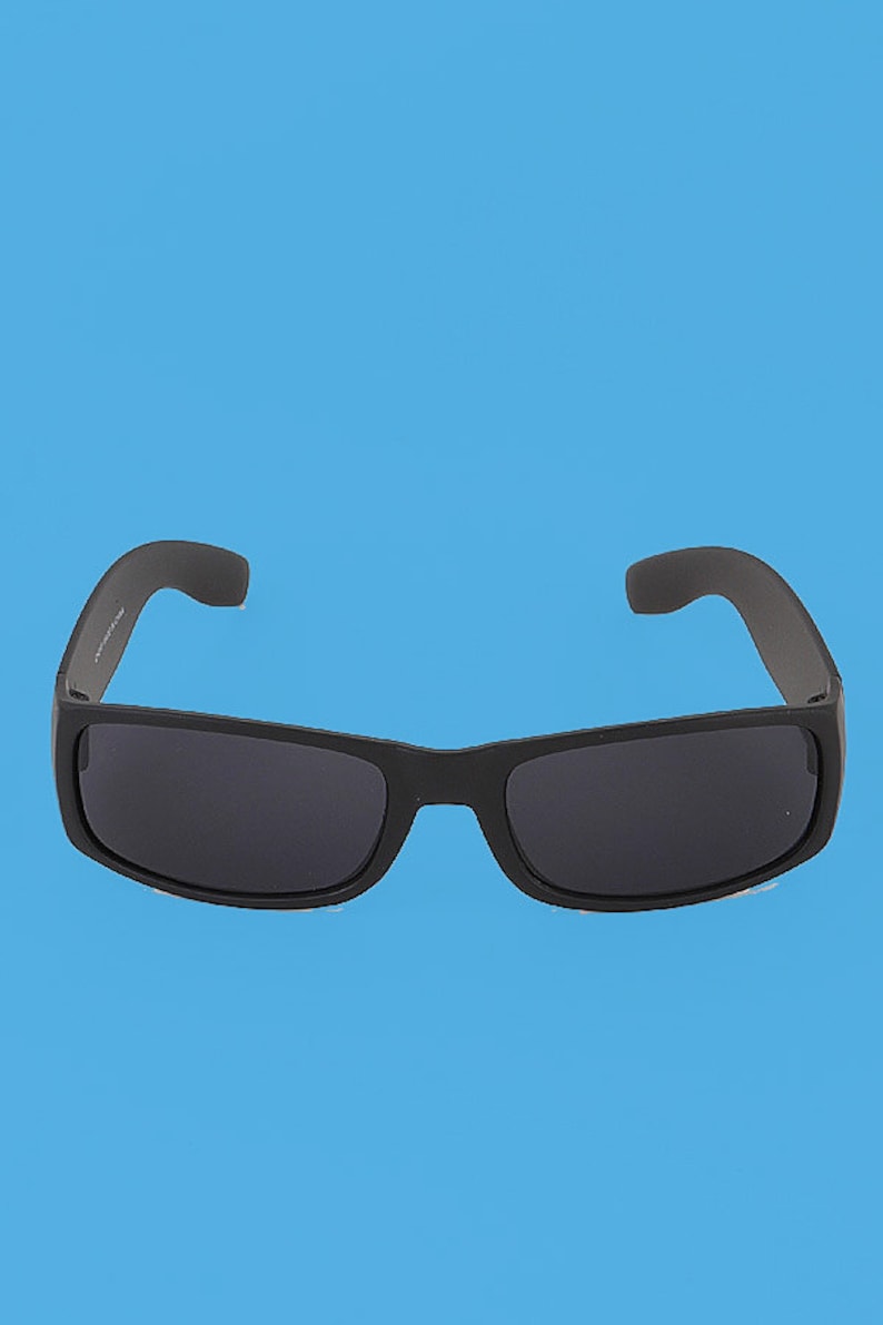 Puede incluir: Gafas de sol rectangulares negras con lentes oscuros.
