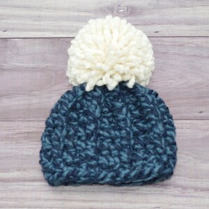 Crochet Newborn Hat with Chunky Pom Pom. Newborn 0-3 months.