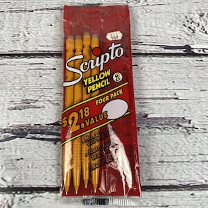 Może przedstawiać: Cztery żółte ołówki Scripto w czerwono-żółtym opakowaniu. Opakowanie zawiera logo Scripto, napis "YELLOW PENCIL 2" i "FOUR PACK". Ołówki są żółte i mają grafit nr 2 (0,7 mm).