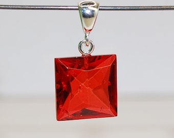 Bernstein Anhänger Facettiert Diamant handgefertigt aus karibikrotem Bernstein Silber Schliff
