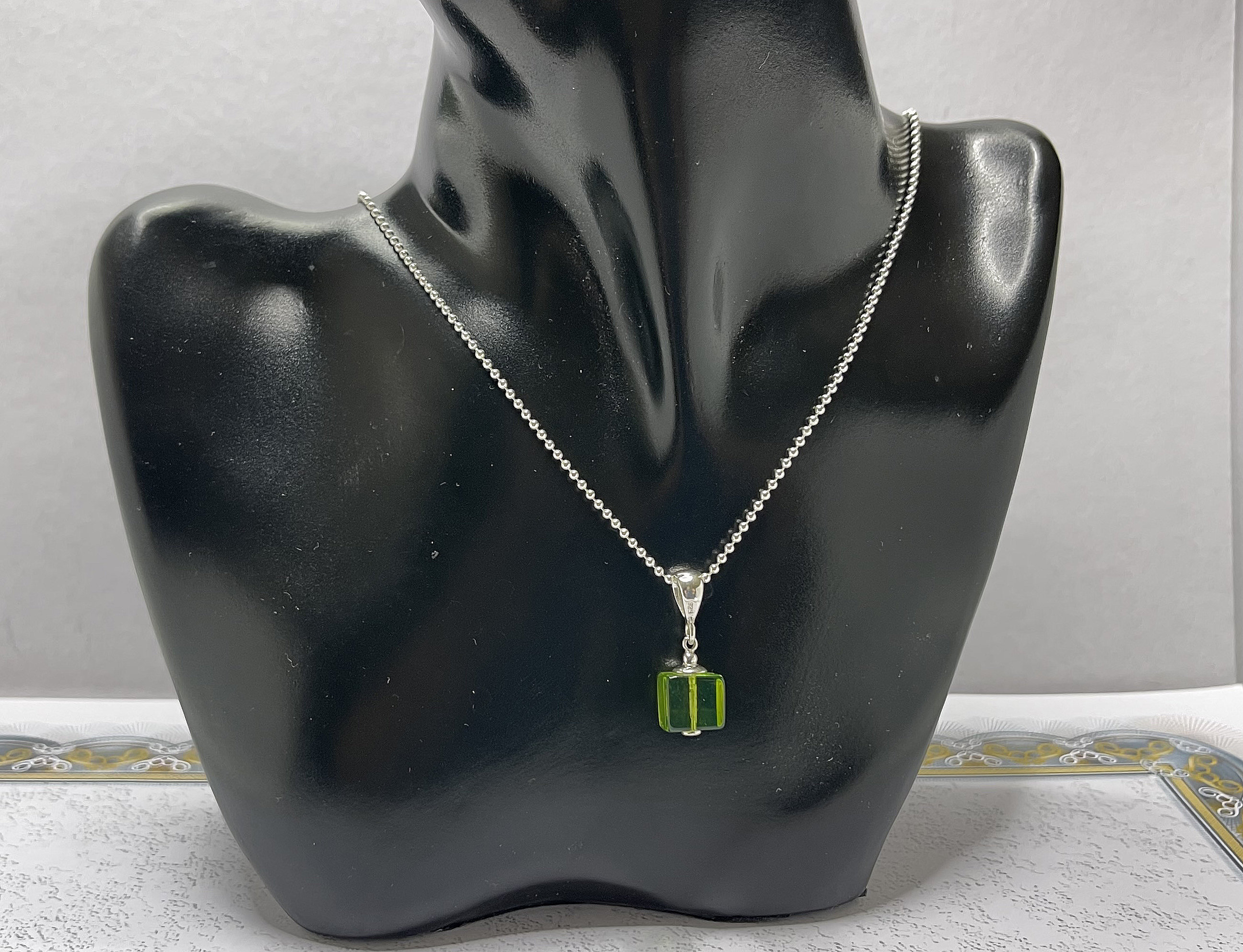 Bernstein Anhänger echt grüner karibischer Bernstein Würfel Bead mit Silberkette