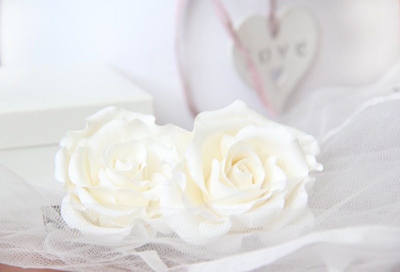 Bridal rose hair clip White flower hair clip White rose hair clips Flowers hair accessories Bridal hair clip Bridal rose headpiece