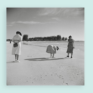 Frauen spazieren am Meer Strand 1941 -  KUNSTDRUCK Poster Historische  Fotografie, Vintage Bilder,  Fineart Print, Kunst, Geschenkidee