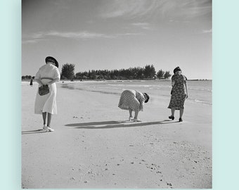 Femmes marchant sur la plage de la mer 1941 - ART PRINT Photographie historique, images vintage, tirage d'art, art, idée cadeau
