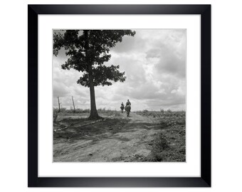 Riding to the Horizon - Landscape - Art Print Framed 35 x 35 cm - Vintage Art - Framed Pictures - Historic Black and White Photography