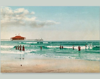 Leinwandbild in türkis Meer Strand Wolken und Pier mit Badegästen 1901 Vintage Bilder Kunst Druck Wandbild türkis maritim