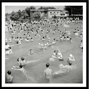 KUNSTDRUCK Sommer 1942 swimming pool II. Historische Schwarz-weiss Fotografie Schwimmer Vintage Art Fineart Photoart Geschenk Bild 1