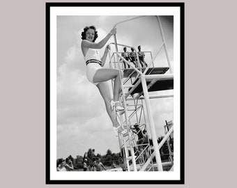 IT Girl Pin up 1938  30 x 40 cm  - Fotodruck Poster Historische schwarz-weiß Fotografie -  Vintage - Hochformat - Wanddeko Badezimmer