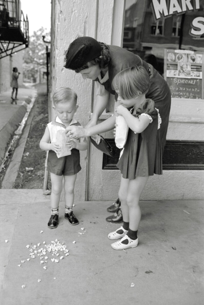 Popcorn Kinder und Mutter KUNSTDRUCK Poster ungerahmt Historische Schwarz-weiss Fotografie Vintage Art Fineart Druck Bild 2