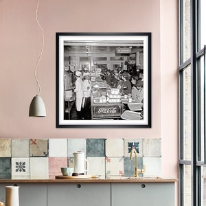 30er Jahre Viele Menschen im Cafe Bistro Kantine New York 1937 Kunstdruck Poster Vintage Historische Schwarz weiß Fotografie Bild 6