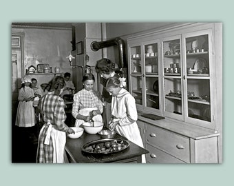 Küche 1905 - zusammen Kochen und Backen - KUNSTDRUCK Poster Historische schwarz-weiss Fotografie - Galeriequalität - Vintage - Küchenbilder