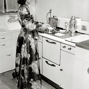 Snack at Night Frau in der Küche, Historische schwarz weiß Fotografie, Vintage Bilder, Fineartprint Poster Küchenbild, Geschenk Bild 2