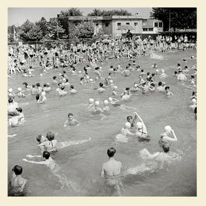 KUNSTDRUCK Sommer 1942 swimming pool II. Historische Schwarz-weiss Fotografie Schwimmer Vintage Art Fineart Photoart Geschenk Bild 2