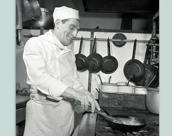 Koch bei der Arbeit - Küche - Kochen - Kunstdruck Poster ungerahmt - Historische schwarz-weiss Fotografie  Vintage Bilder