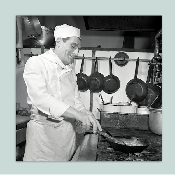 Koch bei der Arbeit - Küche - Kochen - Kunstdruck Poster ungerahmt - Historische schwarz-weiss Fotografie  Vintage Bilder